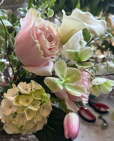 Pastel garden roses and cala lilies