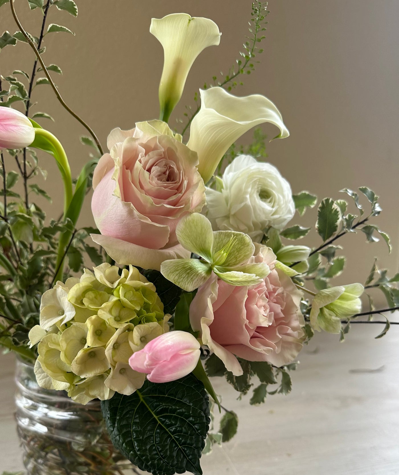 Pastel garden roses and cala lilies