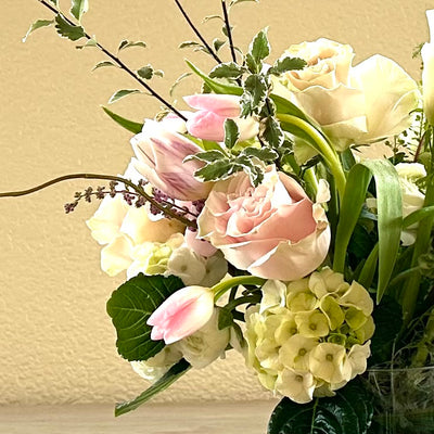 Pastel garden roses and cala lilies